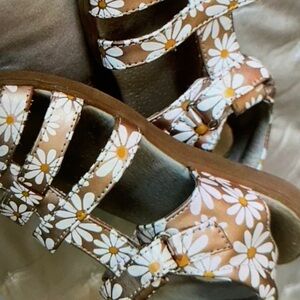 Adorable floral perfect design shoes